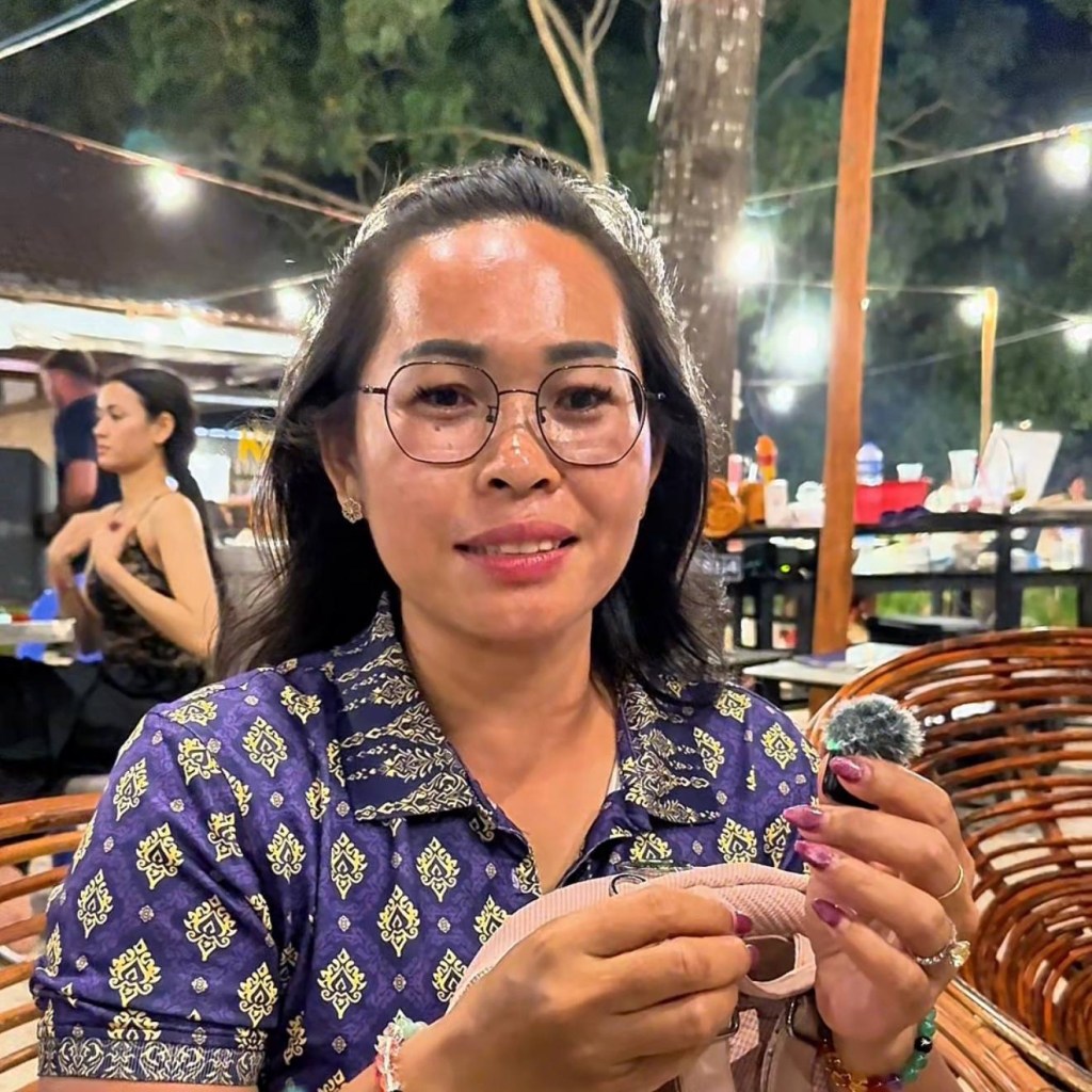 ពិព្រោះខ្ញុំស្រឡាញ់ស្នាមញញឹមរបស់គាត់ Because of I love her smile 😊 #smile #kohrongthelandofsmile #kohrong #island&nbsp;#beach