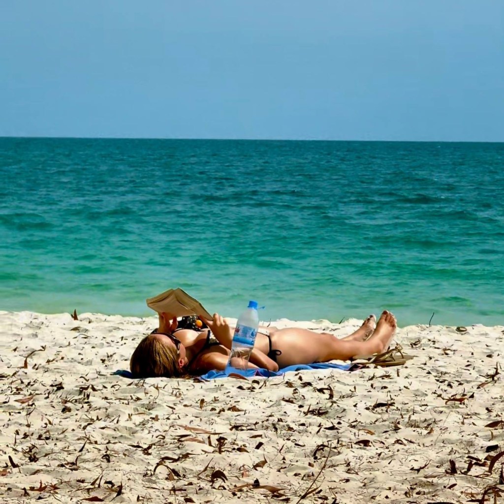 ស្អែកប្រឡងធំ ត្រូវតែទន្ទេញមេរៀនគ្រប់ទីកន្លែង Prepare to big exam soon #sunbathing #exam #kohrong #island #beach