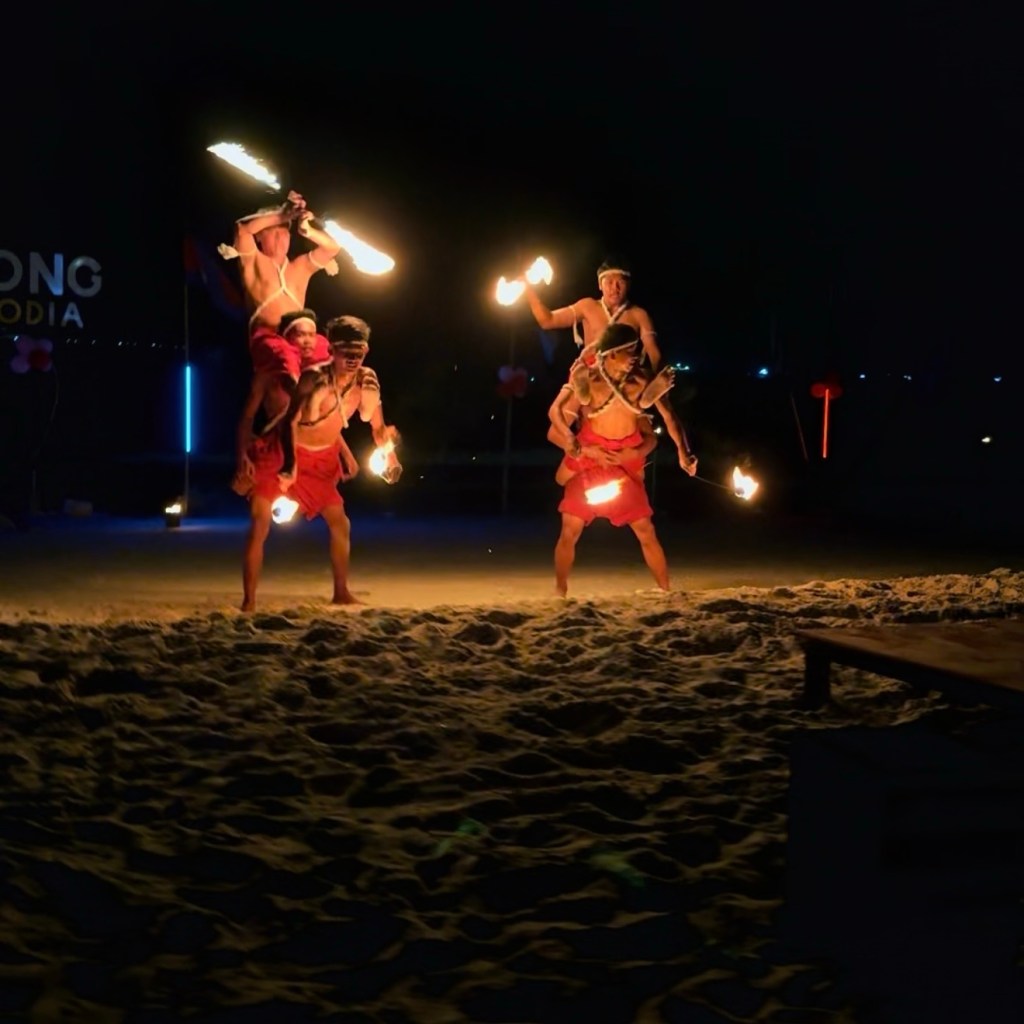 អាហ្នឹងគេហៅថាក្បាច់រួមរិត Special Performance of Fire Show #special #performance #fireshow #onederzkohrong&nbsp;#kohrong