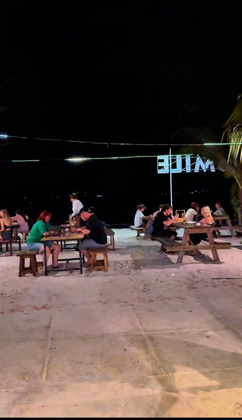 ដេីរពី Kohrong Central Beach ទៅ Onederz Koh Rong ត្រឹមតែ 1mn30s គឺដល់ហេីយ។ From Kohrong Central Beach to Onederz Koh Rong only 1mn30s #kohrongcentralbeach #onederzkohrong #fireshow #kohrong&nbsp;#island